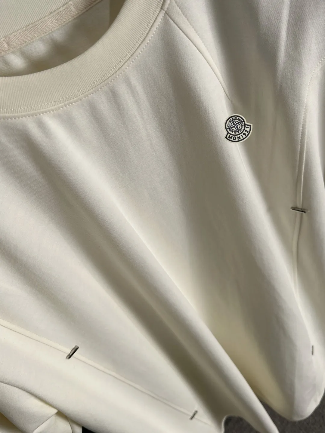 Next day shipment P300 High version Stone lsland/Stone Island 25ss spring and summer new high-end T-shirt Made with machines imported from Italy. Truly the most luxurious and high-quality style that you can wear with your eyes closed. Heavy combed fabrics. High-strength and heavy-weight fabrics feel substantial when weighed. The upper body is more textured than ordinary T-shirts and is not easy to deform. This texture can cope with the weather, absorb sweat and breathable, and is suitable for both hot and cold conditions! Perfectly produced with reference to the original stitch and stitch! The loose fit design is super noble. Custom-woven signature ribbed collar, cuffs, and hem. Really rare and rare goods Size: M-XXXL